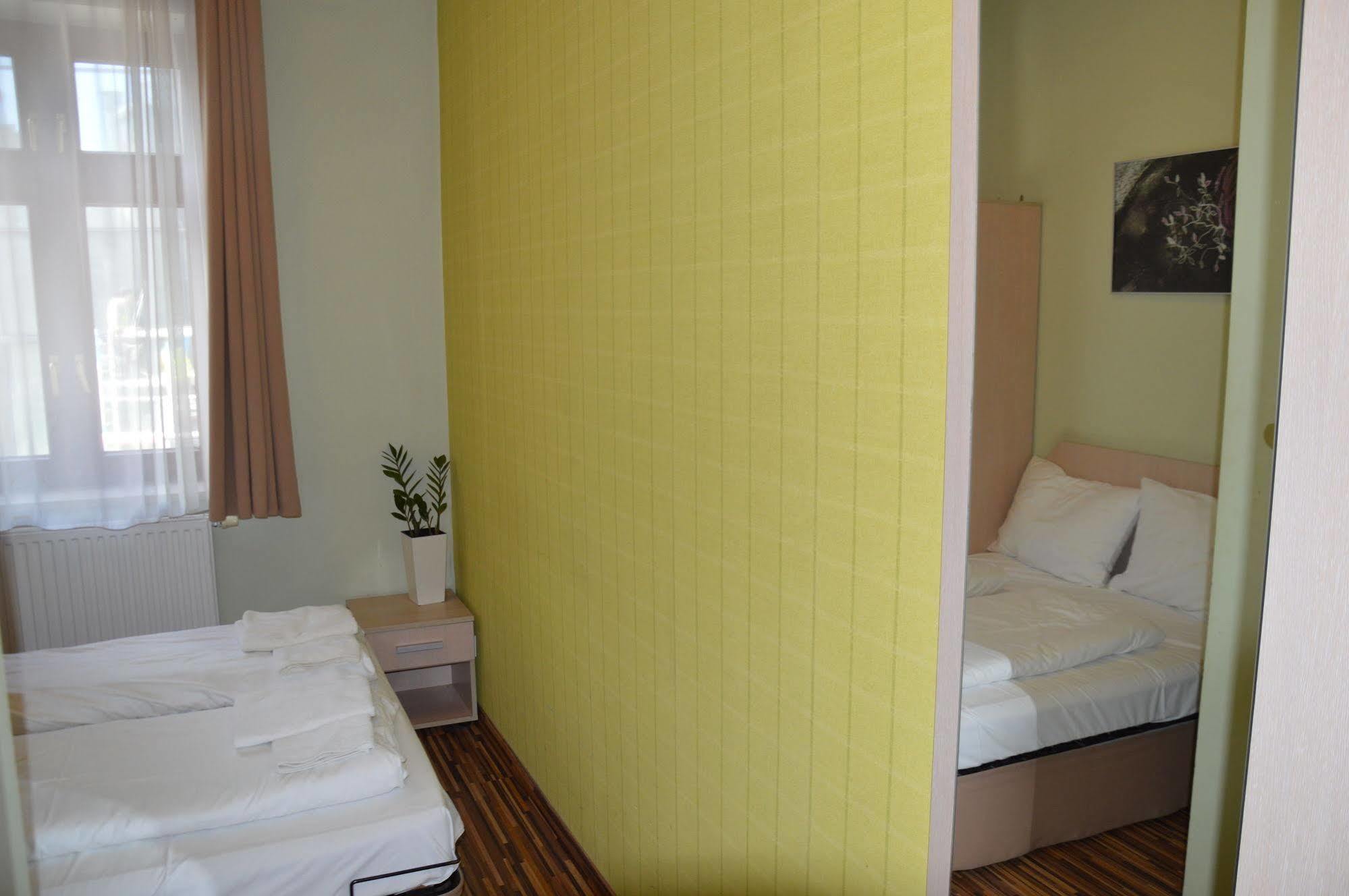 Great Polonia Dwarf Wroclaw Bed and Breakfast Εξωτερικό φωτογραφία