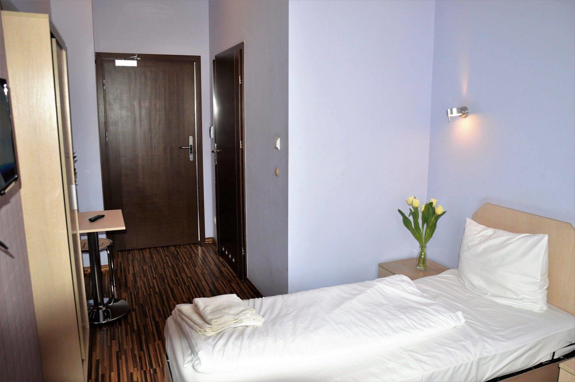 Great Polonia Dwarf Wroclaw Bed and Breakfast Εξωτερικό φωτογραφία